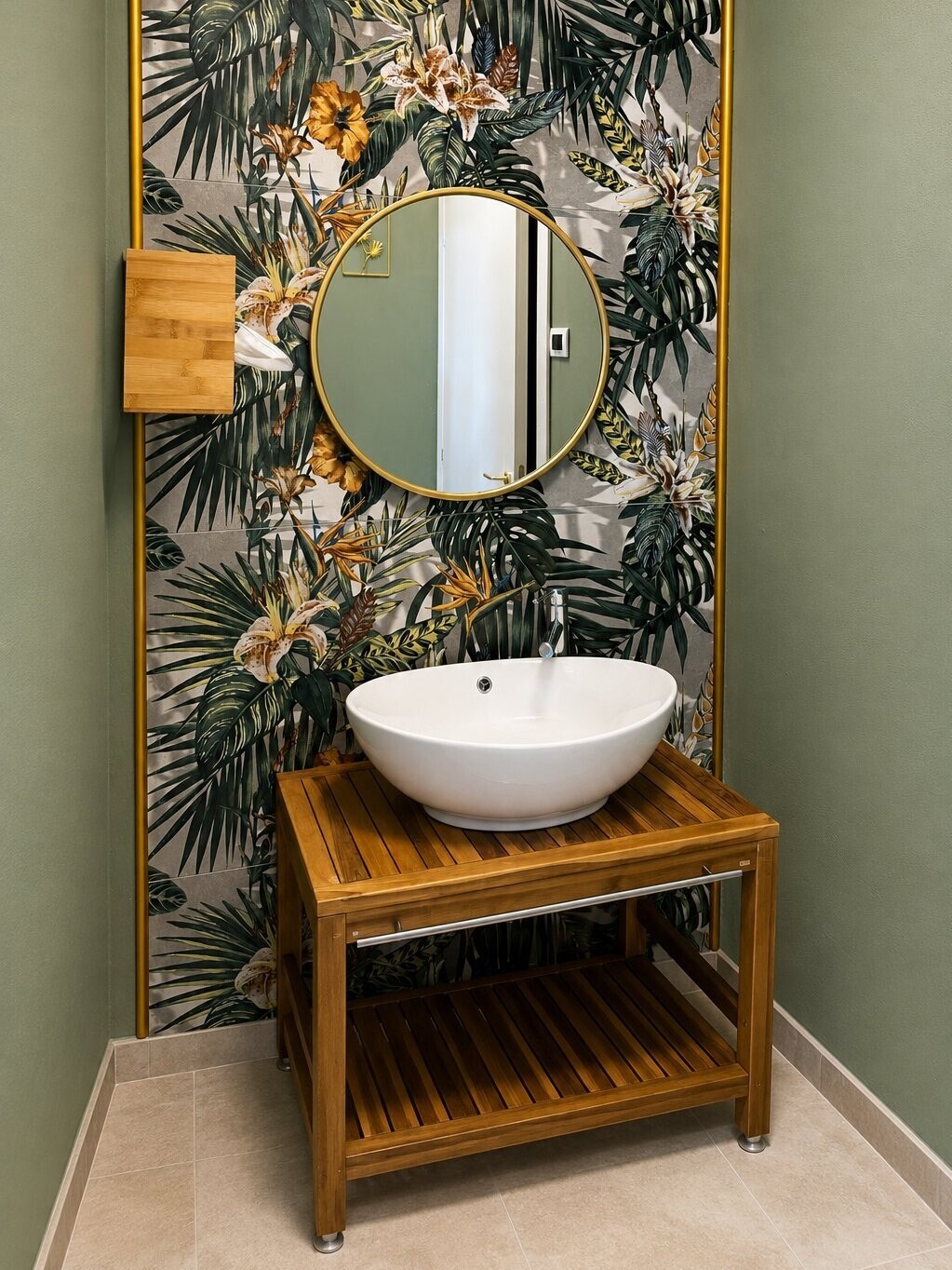 Bagno dello Studio Dentistico Lera con lavabo a bacinella e specchio tondo
