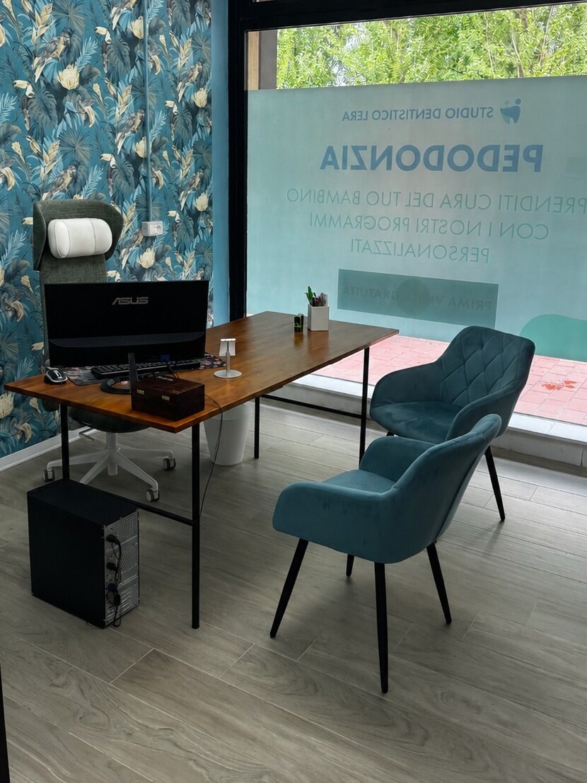 Stanza per il colloquio dello Studio Dentistico Lera: scrivania in legno con le poltroncine per chi riceve il preventivo